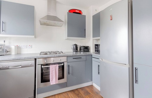 Kennington Apartment | Bright 2 Bed Flat in Lambeth With Private Balcony