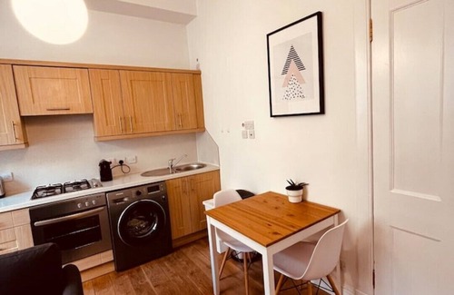 Newington Apartment | Bright 2 bedroom 1st floor flat near The Meadows