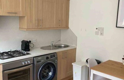 Newington Apartment | Bright 2 bedroom 1st floor flat near The Meadows