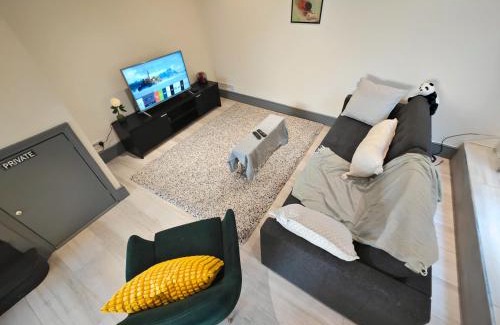 Finsbury Park Apartment | Bright 2 Bedroom Flat with Patio 10 min to Camden Market