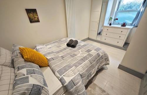 Finsbury Park Apartment | Bright 2 Bedroom Flat with Patio 10 min to Camden Market