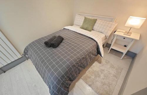 Finsbury Park Apartment | Bright 2 Bedroom Flat with Patio 10 min to Camden Market