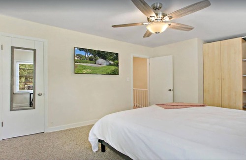 Libertyville House | Bright 2-BR home near downtown Libertyville