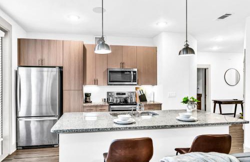 Fort Worth Apartment | Bright 2BD 2BA Suite Gym and Pool City Center Stay