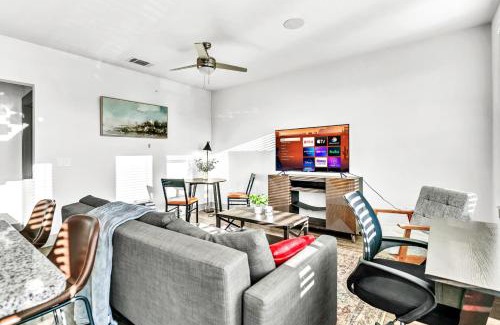 Fort Worth Apartment | Bright 2BD 2BA Suite Gym and Pool City Center Stay