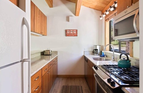Truckee House | Bright 2BDR Next to NorthStar - 5min Walk!