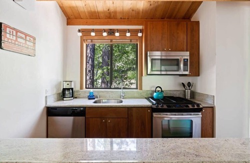 Truckee House | Bright 2BDR Next to NorthStar - 5min Walk!