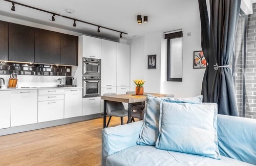 Kentish Town Apartment | Bright 2BR - 2Bath Apt with Balcony | Kentish Town