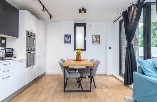 Kentish Town Apartment | Bright 2BR - 2Bath Apt with Balcony | Kentish Town