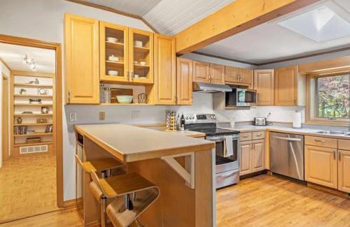 Hendersonville House | Bright 2BR Cabin with Sunroom Firepit Near Trails