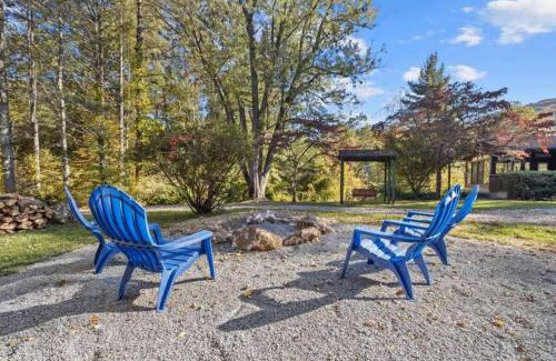 Hendersonville House | Bright 2BR Cabin with Sunroom Firepit Near Trails