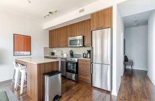 Moss Park Condo | Bright 2BR Condo with Amazing View and Parking!