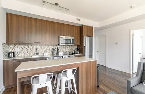 Moss Park Condo | Bright 2BR Condo with Amazing View and Parking!