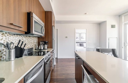 Moss Park Condo | Bright 2BR Condo with Amazing View and Parking!