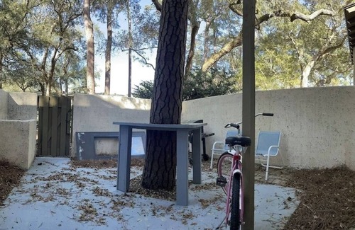 Palmetto Dunes Cottage | Bright 2BR Townhome Pool & Beach Minutes Away
