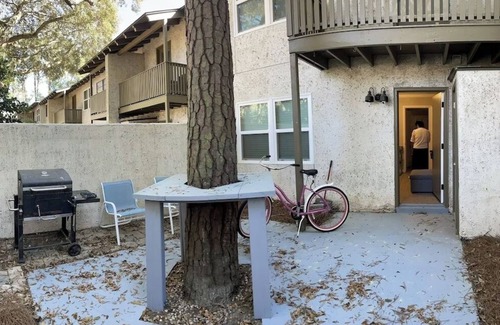 Palmetto Dunes Cottage | Bright 2BR Townhome Pool & Beach Minutes Away