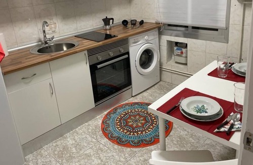 Carabanchel Apartment | Bright 3-bedroom apartment with balcony and Wifi