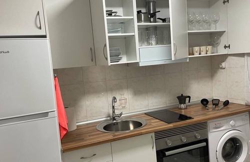 Carabanchel Apartment | Bright 3-bedroom apartment with balcony and Wifi