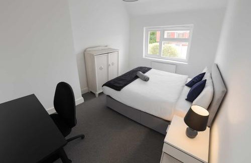 Cribbs Causeway House | Bright 3-Bedroom Home Near Cribbs Causeway, Bristo