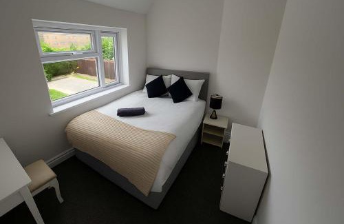 Cribbs Causeway House | Bright 3-Bedroom Home Near Cribbs Causeway, Bristo