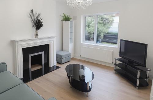 Cribbs Causeway House | Bright 3-Bedroom Home Near Cribbs Causeway, Bristo