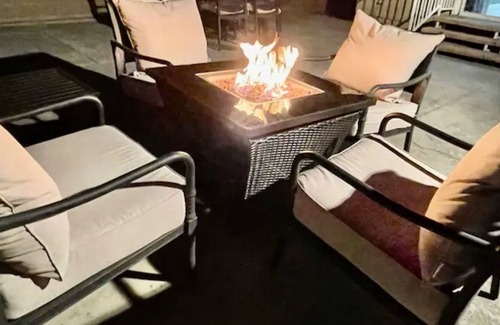 Downtown House | Bright 3 bedroom home with fireplace 5 min from Americana