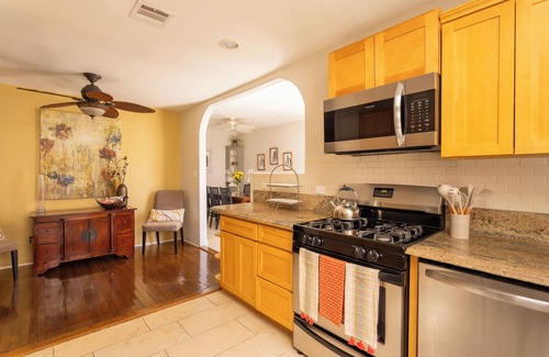 Altadena House | Bright 3-bedroom with large backyard and close to Old Town and hiking trails