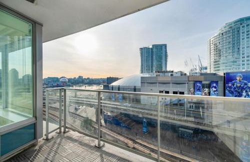 Crosstown Apartment | Bright 3BR Downtown Vancouver Condo w Pool & Gym