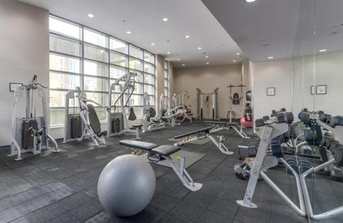 Crosstown Apartment | Bright 3BR Downtown Vancouver Condo w Pool & Gym
