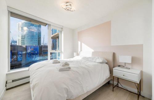Crosstown Apartment | Bright 3BR Downtown Vancouver Condo w Pool & Gym