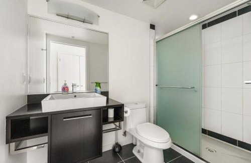 Crosstown Apartment | Bright 3BR Downtown Vancouver Condo w Pool & Gym
