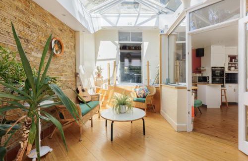 Brockley Apartment | Bright 3BR House with Garden