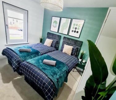East End Apartment | Bright 3BR walking distance to town - FREE parking