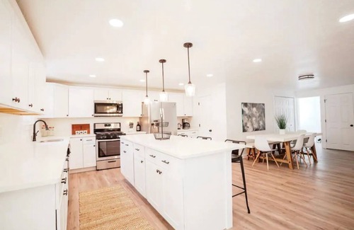 Ogden House | Bright 5-BDR Home in the heart of Ogden-3600 sq.ft