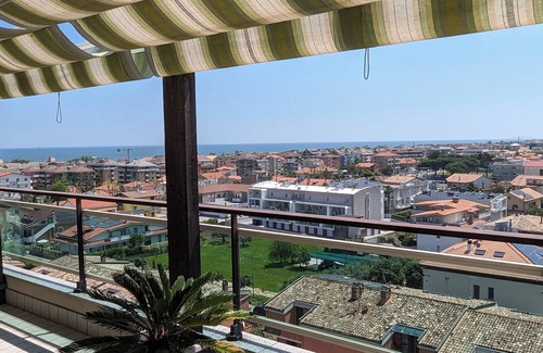 Pescara Apartment | Bright 8th-floor penthouse with sea view 7 minutes' walk from the beach.
