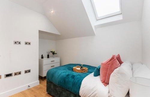 Leatherhead Apartment | Bright & Airy 2-Bedroom, Leatherhead, Sleeps 4