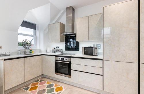 Leatherhead Apartment | Bright & Airy 2-Bedroom, Leatherhead, Sleeps 4