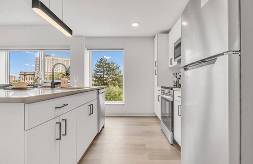 University Circle Apartment | Bright & Airy 2BR | Cleveland Clinic