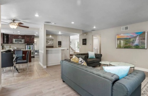 Walnut House | Bright & Airy 3 BDRM Home w/Pool Table & Hot Tub