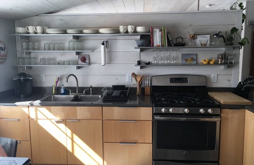Duxbury Apartment | Bright & Airy Guest House in downtown Waterbury