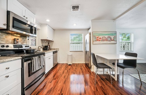 Marina District House | Bright Airy Home Beach & Atlantic Ave + Golf Cart!