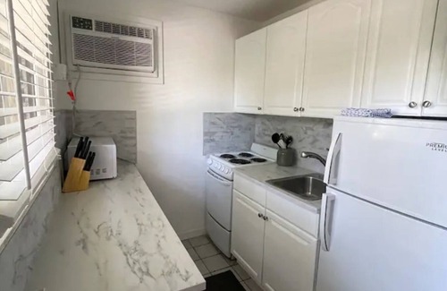 Sailboat Bend Apartment | Bright airy one bedroom bungalow