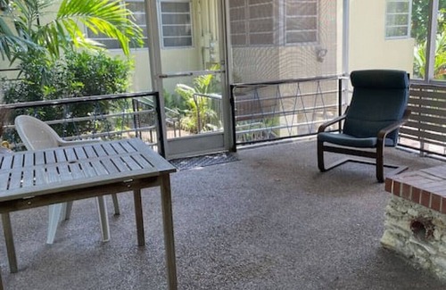 Sailboat Bend Apartment | Bright airy one bedroom bungalow