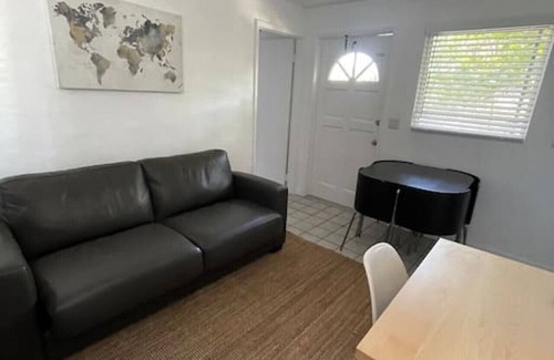 Sailboat Bend Apartment | Bright airy one bedroom bungalow