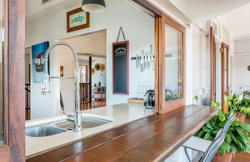 Bardon House | Bright Airy Queenslander 3kms from City with Views