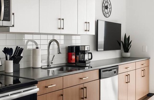 Five Points South Apartment | Bright + Airy Studio | Perfect City Escape 8