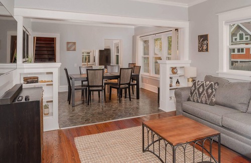 Oshkosh House | Bright and Airy Bungalow - 4 Bed 1 Bath