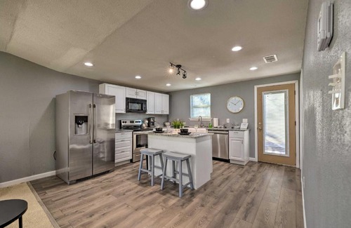 Fort Worth House | Bright and Airy Home with Yard in Dtwn Fort Worth