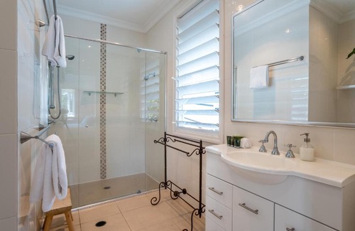 Bardon Villa | Bright and Airy Queenslander with City Views