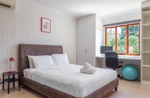 Bardon Villa | Bright and Airy Queenslander with City Views